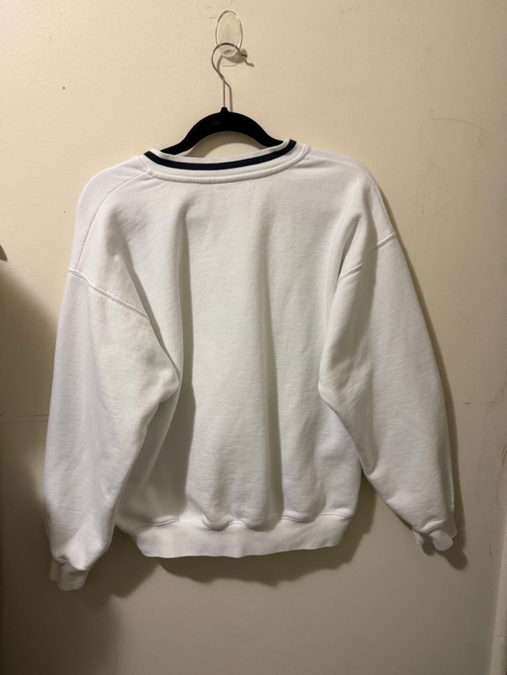 Aritzia TNA Cozy Fleece Boyfriend V-Neck Sweatshirt - Picture 2 of 4